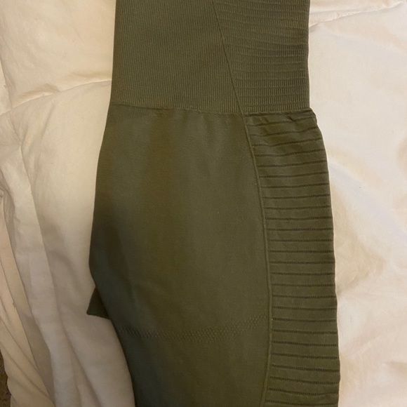 Green gymshark capris small - Picture 2 of 8